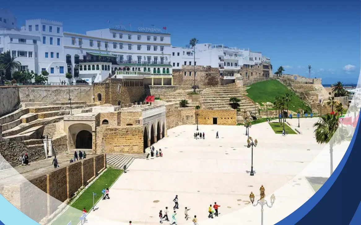 La place de la Kasbah à Tanger, sous un ciel bleu